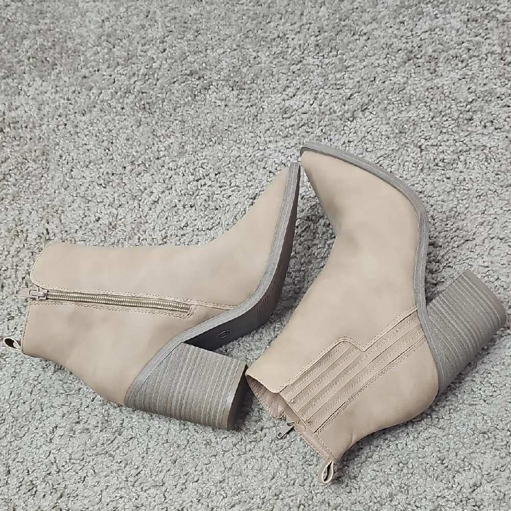 Universal Thread chic tan